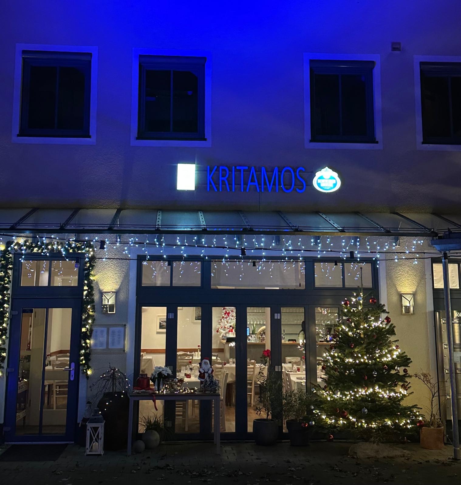 Kritamos bei Nacht mit weihnachtlicher Beleuchtung