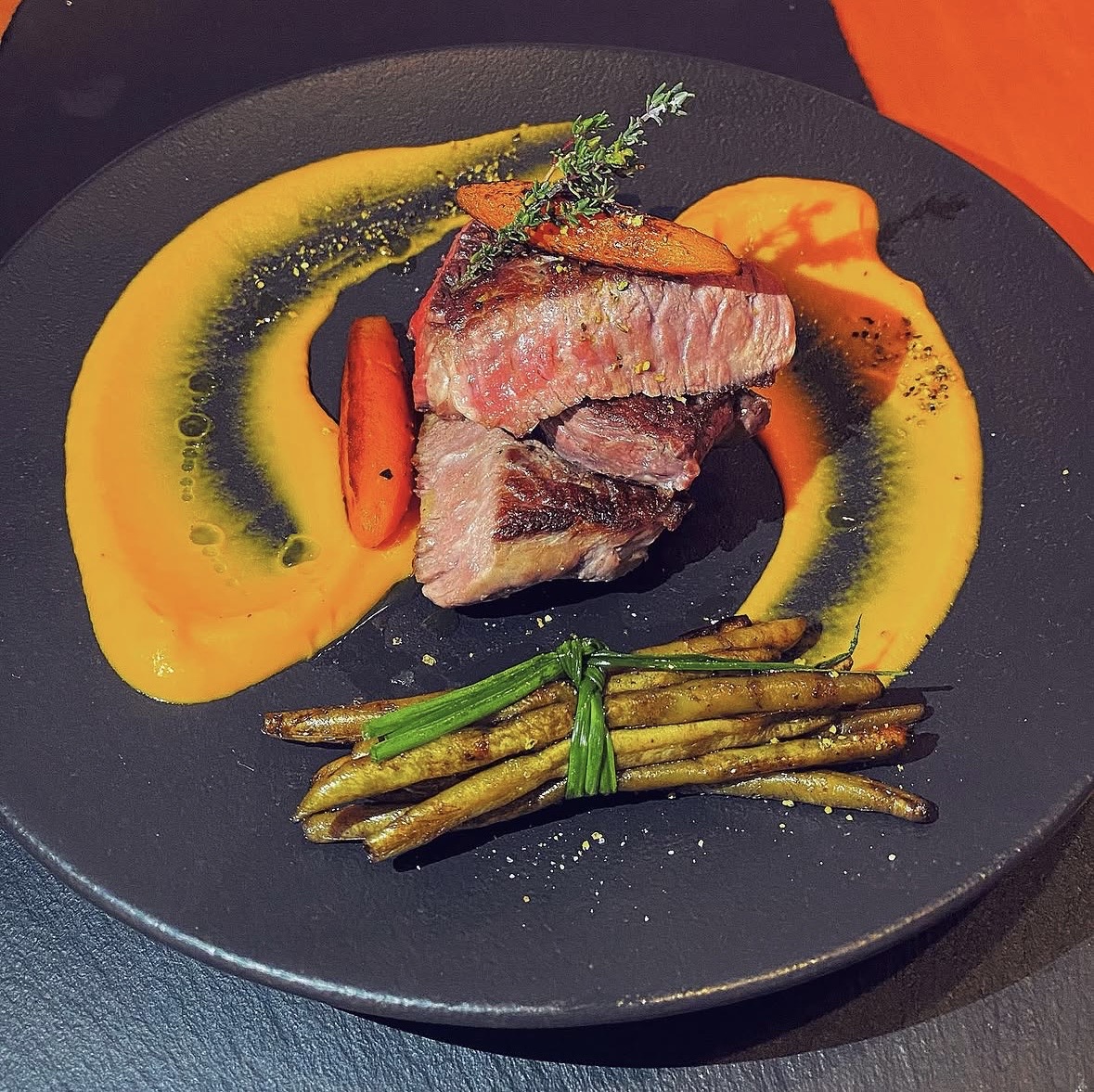 Rinderfilet mit Kürbispüree und glasierten Bohnen