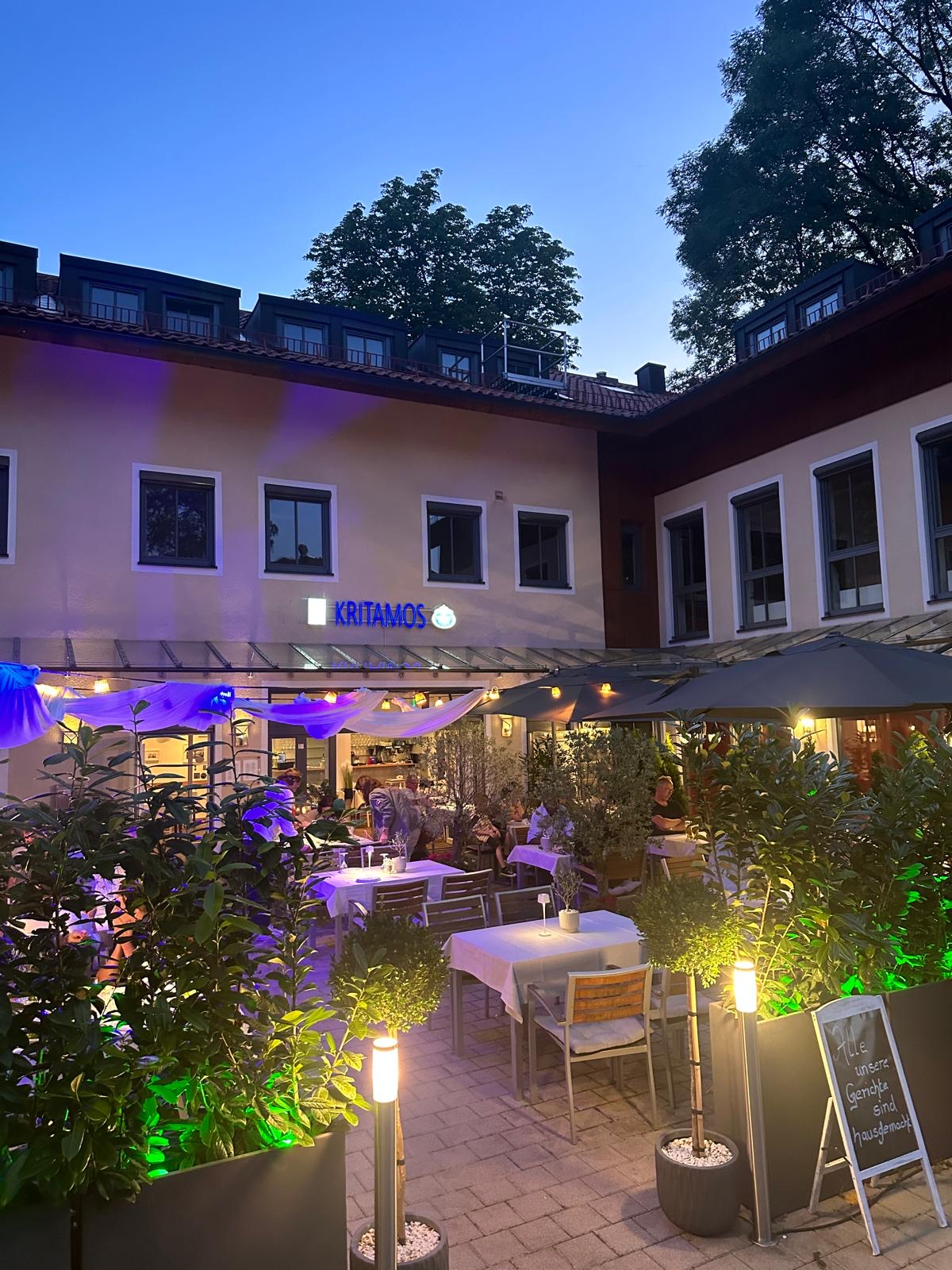 Die Terrasse des Kritamos am Abend