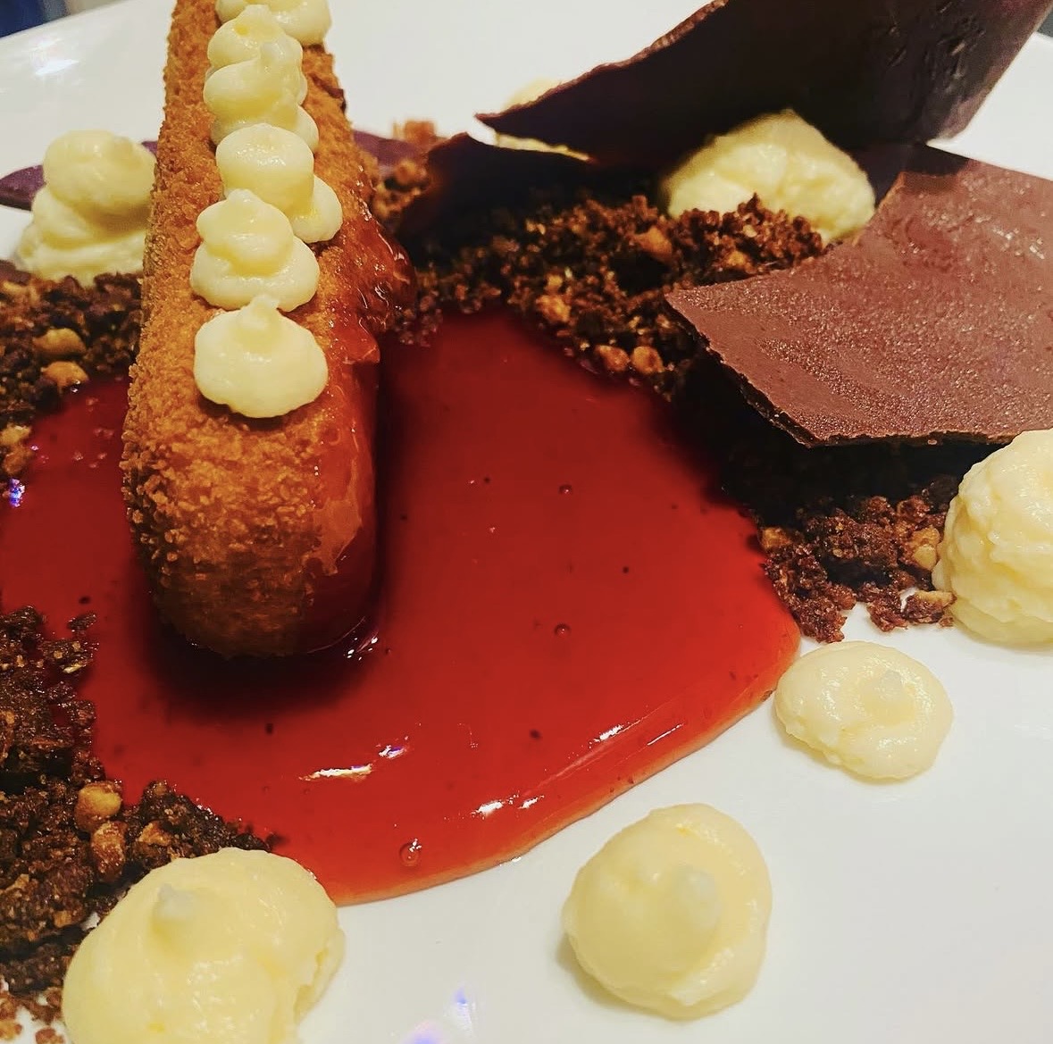 Schokoladendessert mit Himbeersoße und Vanillecreme